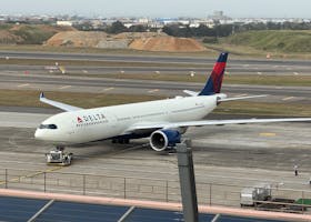 DL275 flight on runway before departure